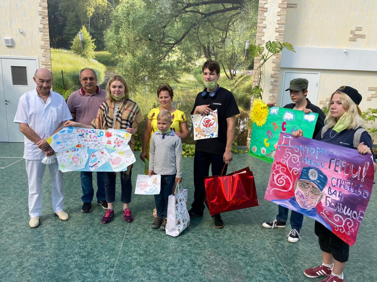 Воспитанники ЦССВ «Наш дом» привезли подарки врачам Центра Шумакова