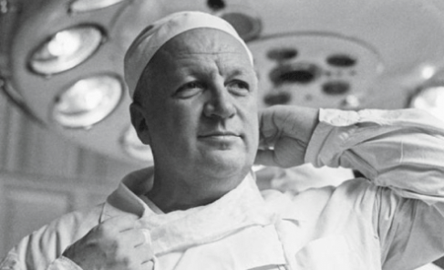 Академик Борис Васильевич Петровский выполнил первую в нашей стране успешную трансплантацию почки человеку.